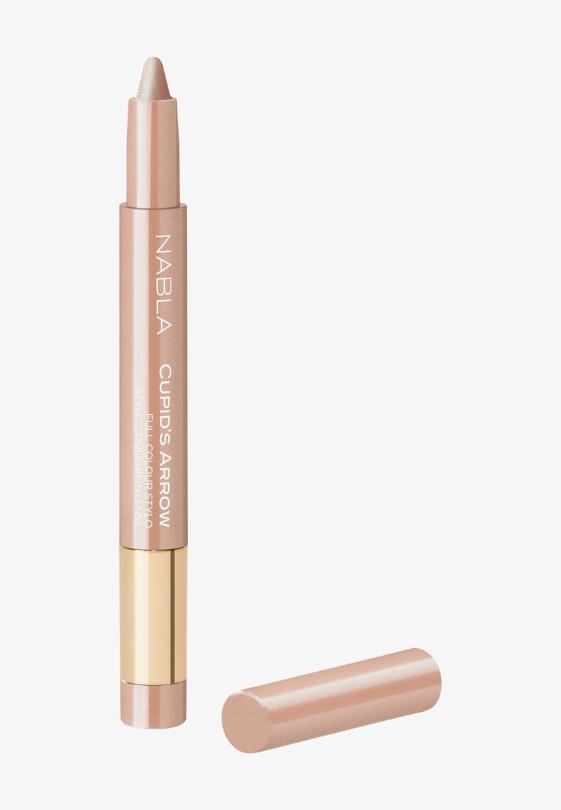 NABLA Cupid's Arrow potlood in nude, met een slanke huls met gouden accent en een taps toelopende punt, ideaal voor nauwkeurige toepassing.
