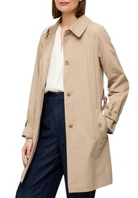 Beige trenchcoat met een kraag, knopen aan de voorkant, twee zijzakken en lange mouwen met verstelbare knopenmanchetten. Gladde stofstructuur.