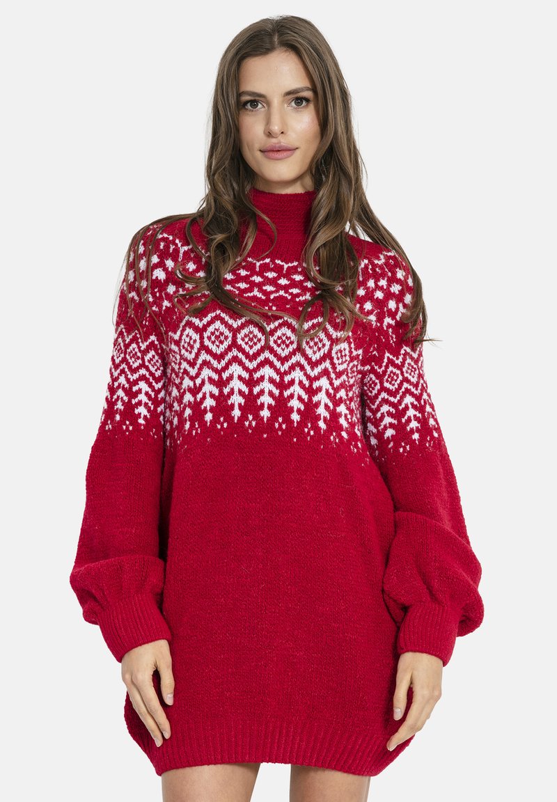 Czerwona dzianinowa sukienka swetrowa z wysokim kołnierzem, oversize'owymi rękawami i białymi geometrycznymi wzorami na torsie. Miękka tekstura, długość do kolan.