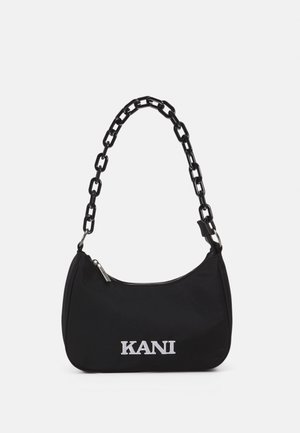 Zwarte schoudertas met stevige kettingriem en zilveren rits, met wit "KANI" logo aan de voorkant.