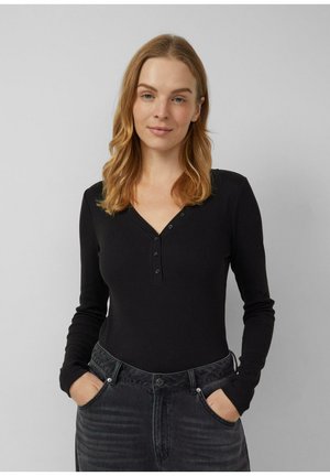 - Bluzka z długim rękawem