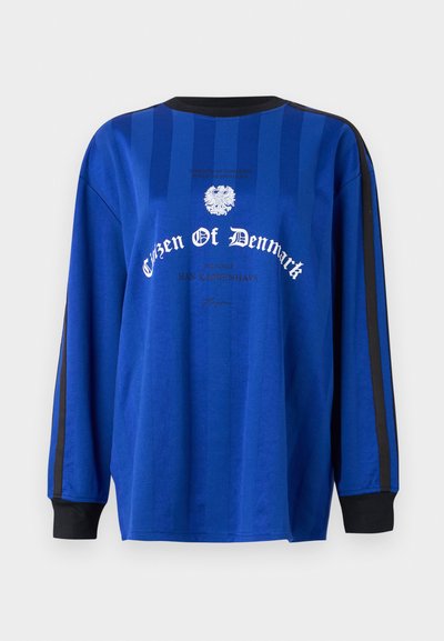Modrá košile s dlouhým rukávem a vertikálními pruhy, černé akcenty na rukávech a grafický nápis "Občan Dánska" s korunovým logem uprostřed.