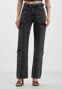 Pantaloni cargo in denim nero con una vestibilità ampia, dotati di numerose tasche cargo, un design a gamba dritta e dettagli di cucitura a contrasto.