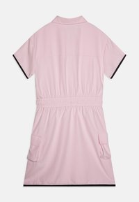 Robe rose courte avec un col, taille élastique et deux poches latérales. Finition noire sur les manches, fabriquée en tissu doux.