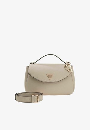 Sac à main en cuir beige avec un rabat courbé, des éléments en métal doré et une bandoulière amovible. Comprend un logo triangulaire et un détail en forme de breloque.