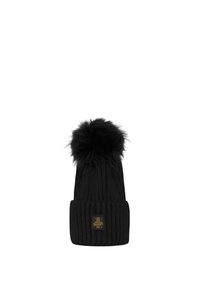 Berretto lavorato a maglia nero con texture a coste, dotato di un grande pompon in pelliccia sintetica nera sulla parte superiore e di un'etichetta quadrata con logo sulla parte frontale.