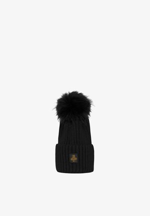 Gorro de punto negro con textura acanalada, que presenta un gran pompón de pelo sintético negro en la parte superior y un parche de logo cuadrado en la parte frontal.