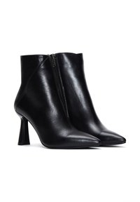 Czarne skórzane botki za kostkę z ostrym noskiem, eleganckim krojem i bocznym zamkiem. Mają obcas w szpilce, co dodaje wysokości.