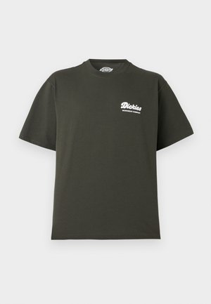 Ciemnozielona koszulka z krótkim rękawem i okrągłym dekoltem, z małym białym logo "Dickies Workwear Company" na lewej piersi.