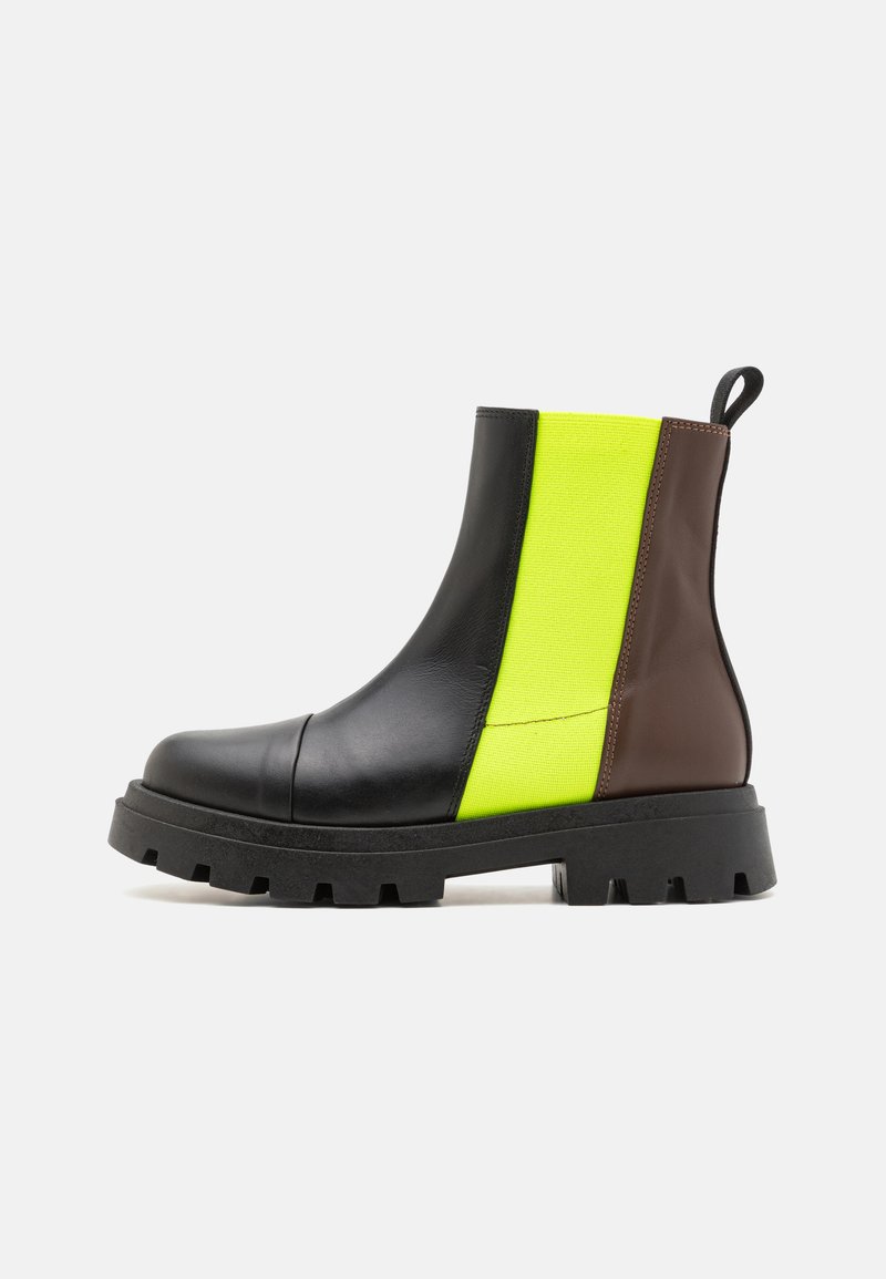 Stivaletti Chelsea con punta in pelle nera, sezione centrale in tessuto giallo fluo e tacco in pelle marrone. Suola spessa in gomma nera con scanalature.