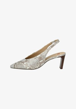 Sandały na obcasie w wzór węża, z ostrym noskiem, teksturowanym materiałem i średniej wysokości drewnianym obcasem. Neutralna paleta kolorów.