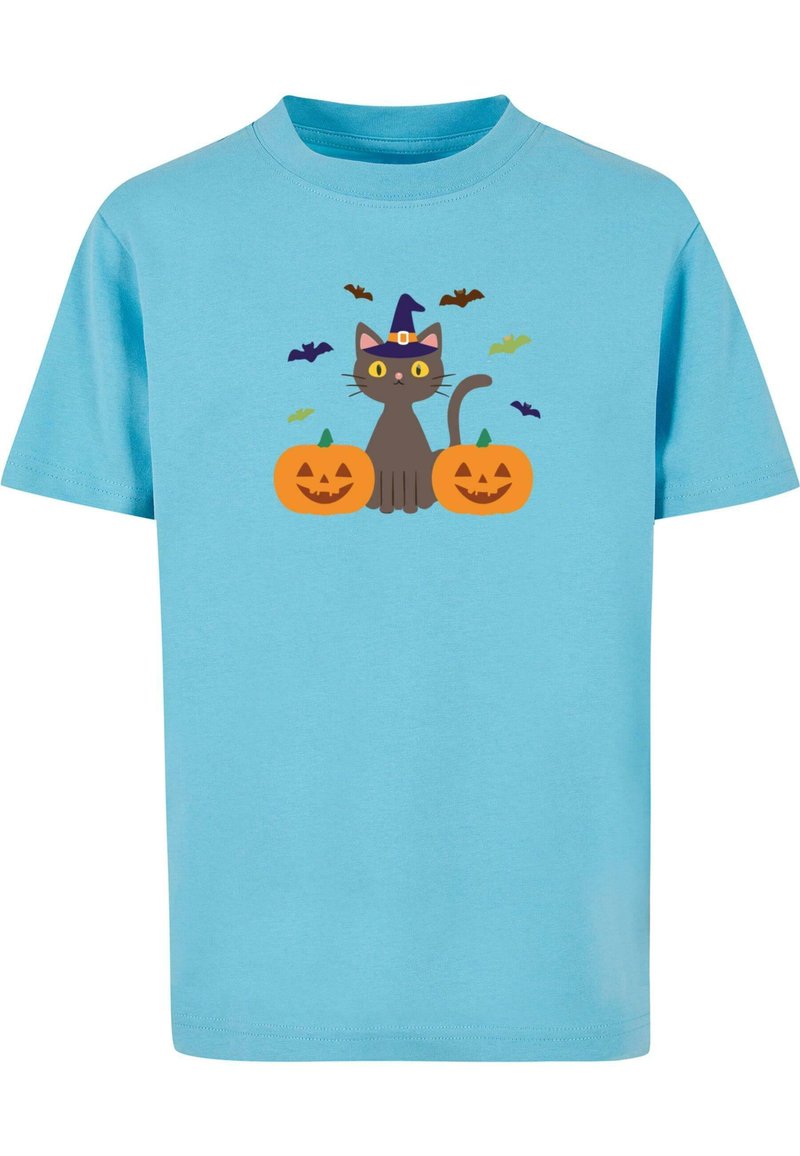Lyseblå bomulds t-shirt med et grafisk billede af en grå kat med gule øjne iført en heksens hat, flankeret af to orange græskarlygter.