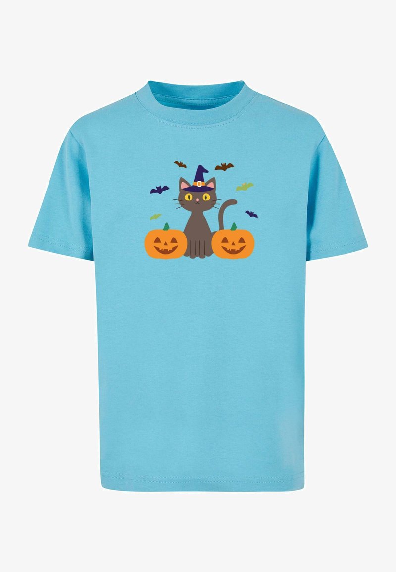 Lyseblå bomulls T-skjorte med et grafisk motiv av en grå katt med gule øyne iført en hekses'Hatt, flankert av to oransje jack-o'-lanterner.
