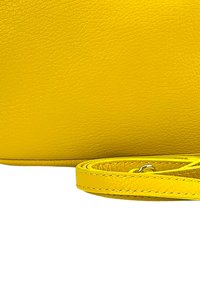 Geel leren schoudertas met een gestructureerde afwerking. Voorzien van een bijpassende schouderband en contrasterende stiksels. Compact ontwerp, geen zichtbare hardware.