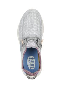 Scarpa slip-on grigia in maglia con superficie textures, soletta azzurra chiara e accenti viola sulla parte del tallone e dell'allacciatura. Presenta dettagli del logo.