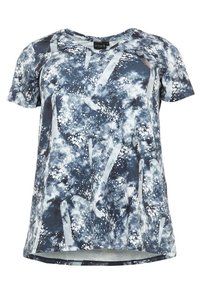 Blusa de manga corta y escote en V en tonos de azul y blanco con un patrón abstracto. Tela suave, corte relajado y dobladillo ligeramente curvado.