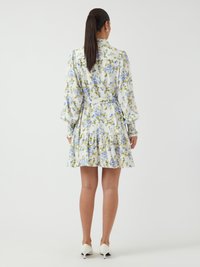 Robes en fleurs en matériau léger, à manches longues, avec un ourlet volanté, des fleurs bleues et vertes sur fond blanc, et une ceinture nouée.