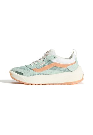 Scarpa da ginnastica verde chiaro con trama, con accenti bianchi e una striscia arancione. Presenta una suola intermedia spessa color crema e una suola esterna in gomma con motivo.