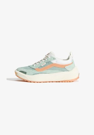 Lysegrøn tekstureret sneaker med hvide detaljer og en orange stribe. Har en tyk cremefarvet mellemsål og en mønstret gummiydersål.
