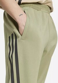 adidas Performance FUTURE ICONS  - Donji dijelovi trenirke - groen