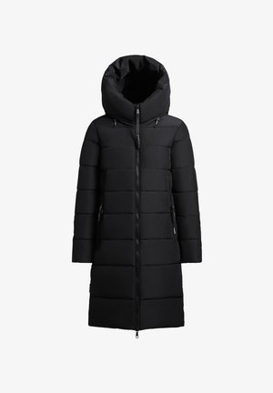 Czarna kurtka puchowa z wysokim, marszczonym kapturem, zamkiem z przodu i dwiema bocznymi kieszeniami. Posiada poziome pikowanie dla zapewnienia izolacji.