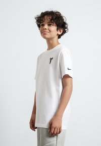 Nike Sportswear - KOBE UNISEX - Paprasti marškinėliai - white Miniatiūros vaizdas 1