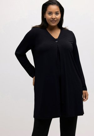 Zwarte lange mouw cardigan met een V-hals en een enkele knoopsluiting aan de voorkant. Zachte stof met een comfortabele pasvorm en een gladde textuur.