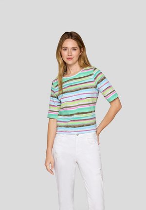 Kurzarm-Top in grün, blau und pink gestreift mit rundem Halsausschnitt. Kombiniert mit weißen, lässig zerrissenen Jeans. Glatte Baumwollmischung.