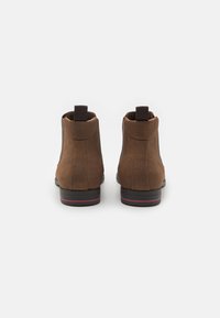 Pier One UNISEX - Botines bajos - brown