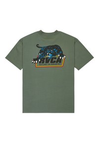 Groene katoenen t-shirt met korte mouwen. Bevat een afbeelding van een zwarte panter en de tekst "RVCA NATUUR VS INDUSTRIE" in felle kleuren op de achterkant.