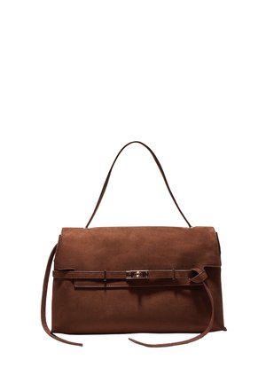 Hnedá semišová obdĺžniková kabelka s horným úchytom, predným prekrytím, dekoratívnym remienkom a zlatým zapínaním, na bielom pozadí.