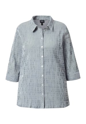 Camicia a righe verticali grigie e bianche con bottoni, maniche a tre quarti e colletto classico, mostrata su uno sfondo bianco.