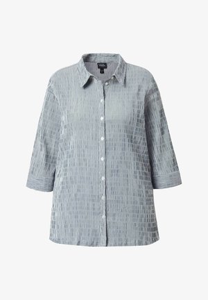 Szara i biała koszula w pionowe paski zapinana na guziki, z rękawami do łokcia i klasycznym kołnierzem, pokazana na białym tle.