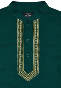 Camicia verde con colletto alla mandarina, ricca di ricami dorati sul davanti e bottoni verdi coordinati.