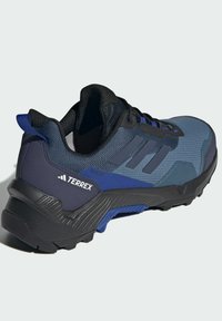 Herrskor från Terrex med ett andningsbart meshöverkän i olika nyanser av blått, en texturerad häl och sula av svart gummi för bra grepp.