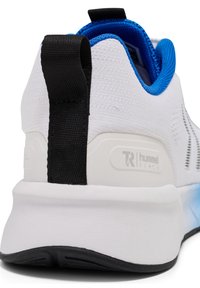 Weißer Sportschuh mit strukturiertem Obermaterial, blauen Akzenten am Kragen, schwarzem Zugband an der Ferse und weißer Zwischensohle mit Logoschriftzug.