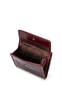 Piccola wallet in pelle bordeaux con bottone a scatto, che mostra un interno in tessuto marrone scuro contrassegnato dal logo "Wittchen".