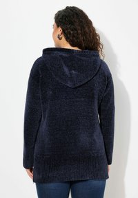 Felpa con cappuccio blu navy in maglia testurizzata, con orlo e polsini a coste. La parte posteriore presenta una vestibilità morbida e un tessuto soffice.
