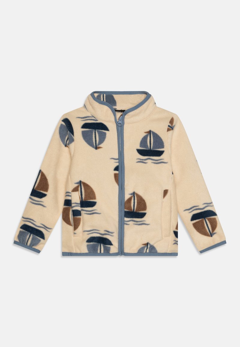 Beige fleecjas met een rits voorkant, voorzien van een nautisch zeilbootpatroon in blauw en bruin, en een staande kraag met blauwe afwerking.