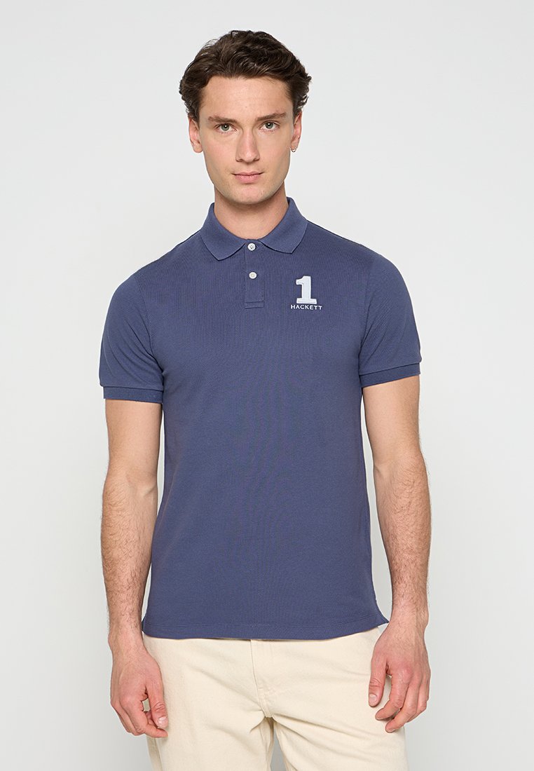 Polo-shirt bleu marine en tissu texturé, doté d'un col à trois boutons, d'un logo "1" brodé et de la marque "Hackett" sur la poitrine.
