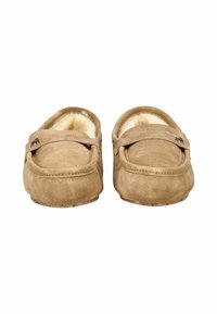 Beige Wildleder-Slipper mit einem weichen, cremefarbenen Futter. Verfügt über ein gesticktes Design und ein kleines Logo-Detail auf dem Obermaterial. Flache Gummisohle.