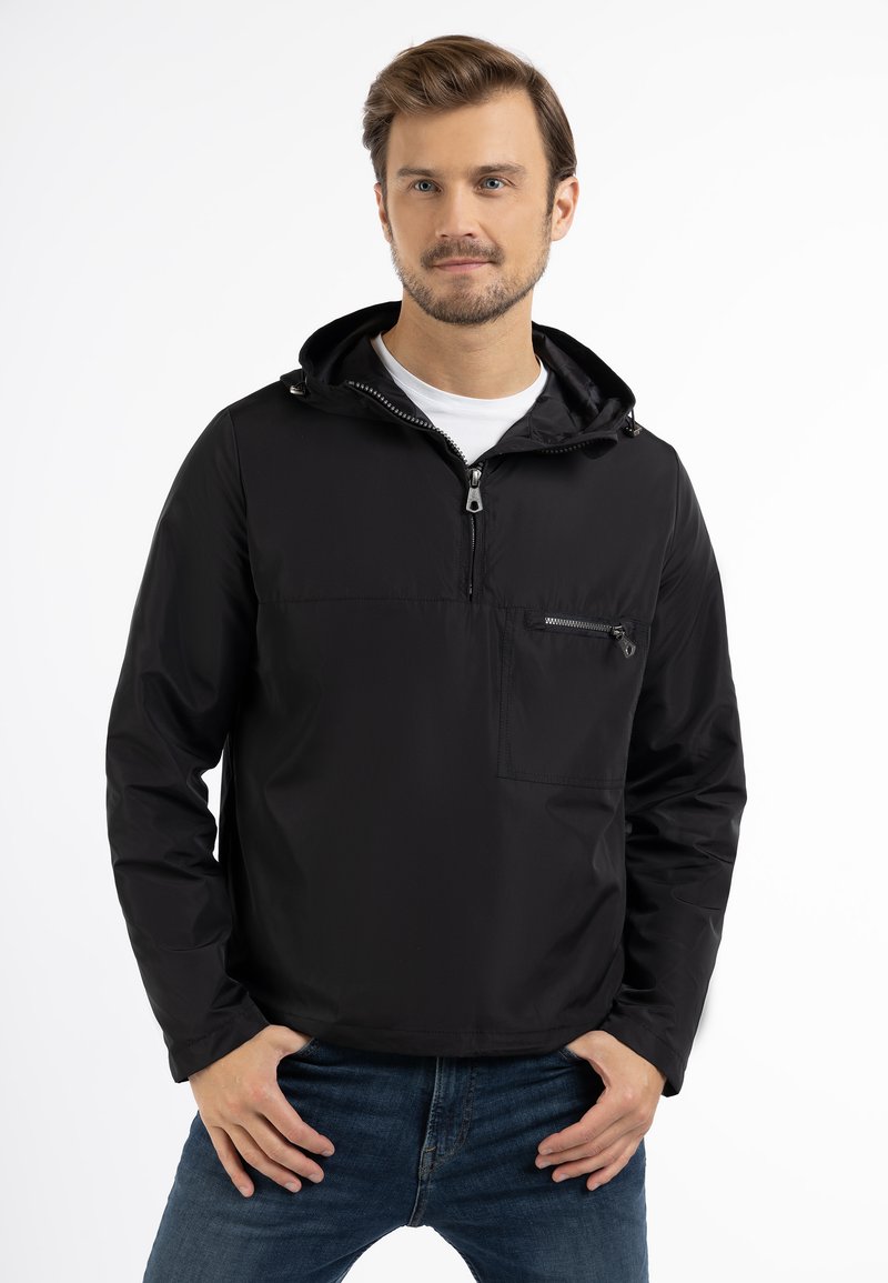 Giacca leggera nera a pullover con tasca anteriore con zip, cappuccio regolabile e una texture elegante e liscia.
