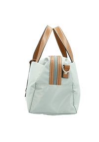  Lichtblauwe nylon tas met bruine leren accenten, dubbele bovenhandvatten, rits sluiting en een achtervak voor extra opslag.