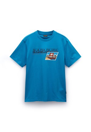 Camiseta de algodón turquesa con cuello redondo, que presenta un gráfico impreso que incluye montañas y un emblema de cruz suiza en el frente.
