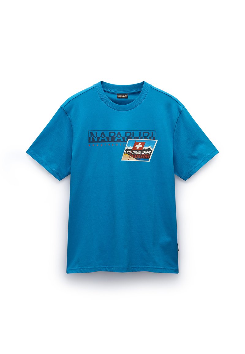 Camiseta de algodón turquesa con cuello redondo, que presenta un gráfico impreso que incluye montañas y un emblema de cruz suiza en el frente.