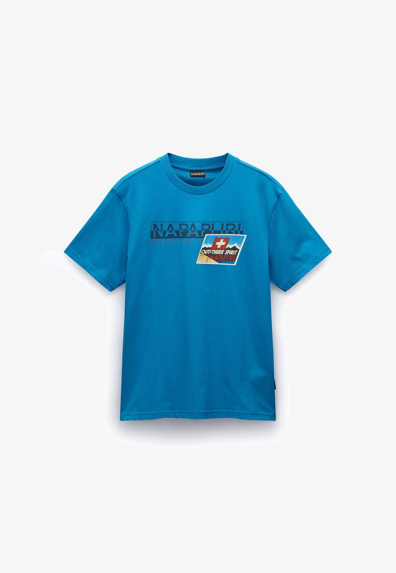Camiseta de algodón turquesa con cuello redondo, que presenta un gráfico impreso que incluye montañas y un emblema de cruz suiza en el frente.
