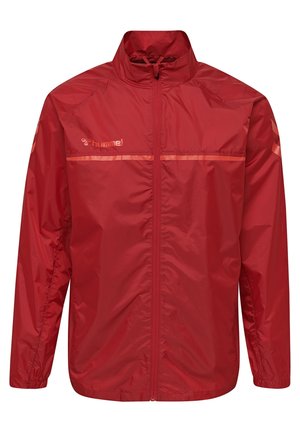 Veste légère rouge zippée avec col montant, manches longues et une bande horizontale traversant la poitrine.