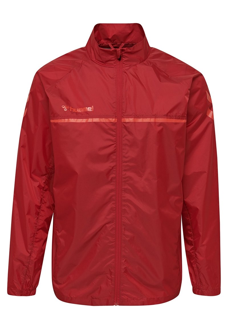 Veste légère rouge zippée avec col montant, manches longues et une bande horizontale traversant la poitrine.