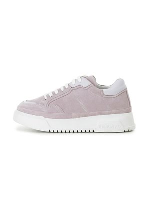Baskets en suède violet clair avec des accents blancs, bout rond, fermeture à lacets et semelle en caoutchouc texturé, avec des détails de couture sur les côtés.