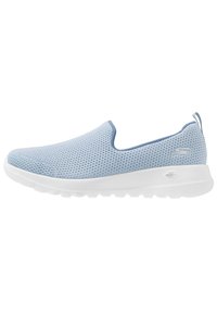 Scarpe slip-on di colore azzurro chiaro realizzate in materiale a rete traspirante, con una suola in gomma bianca e un dettaglio del logo discreto sul tallone.